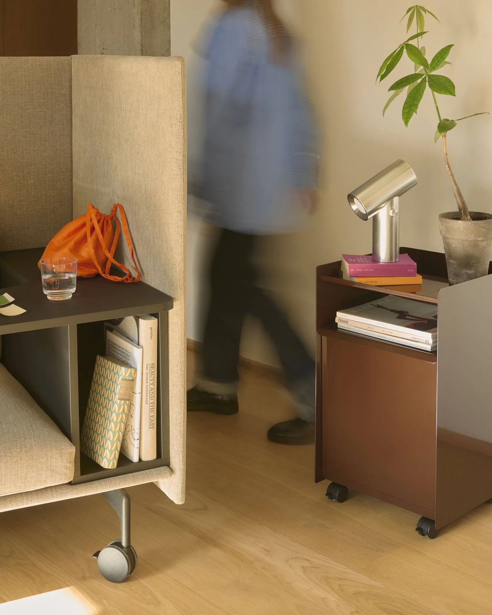 Folded Trolley Rollwagen mit Schublade, Dunkelbeige Grün Muuto