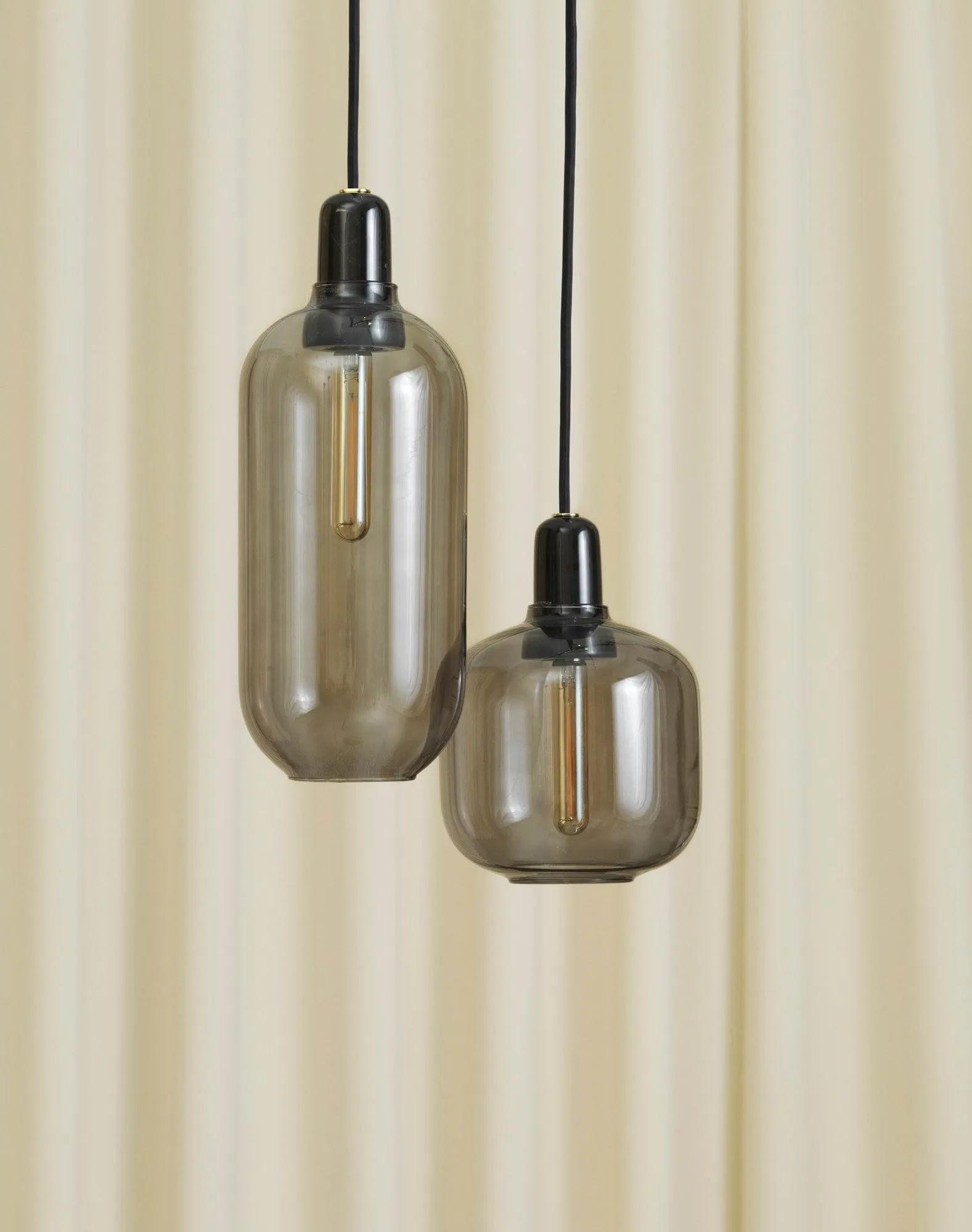 Amp Pendelleuchte groß, Grau-schwarz Normann Copenhagen