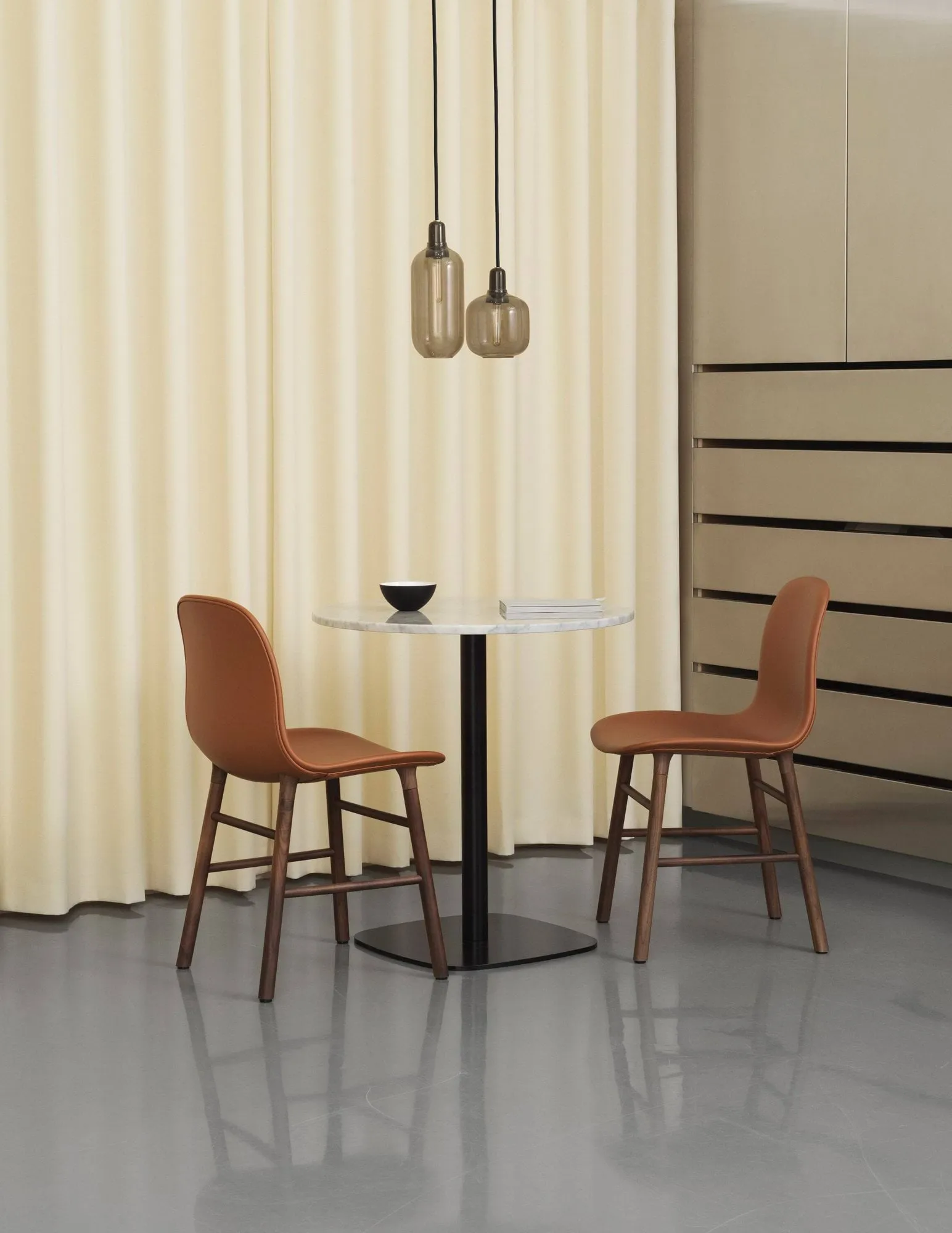 Amp Pendelleuchte groß, Grau-schwarz Normann Copenhagen