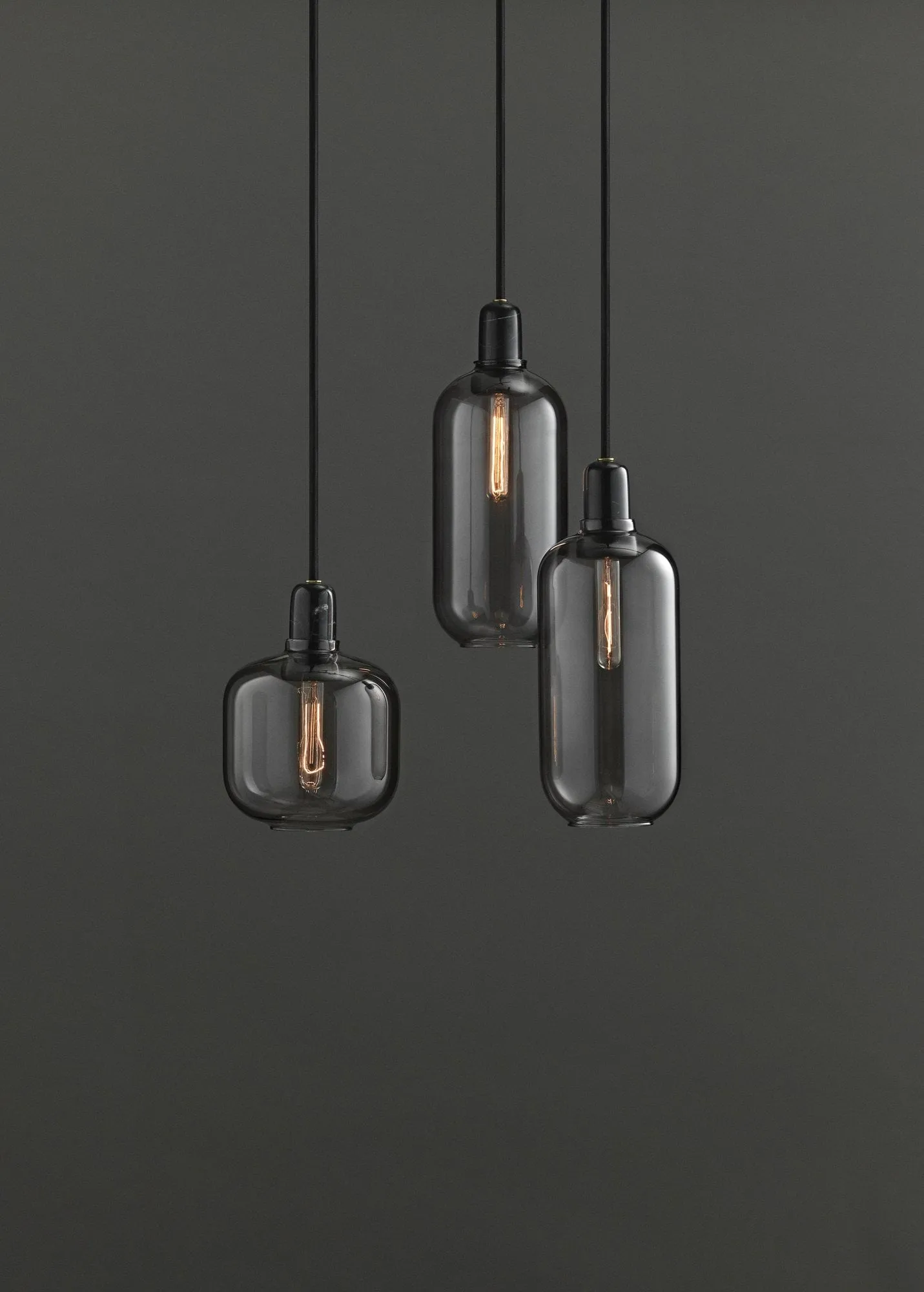 Amp Pendelleuchte groß, Grau-schwarz Normann Copenhagen