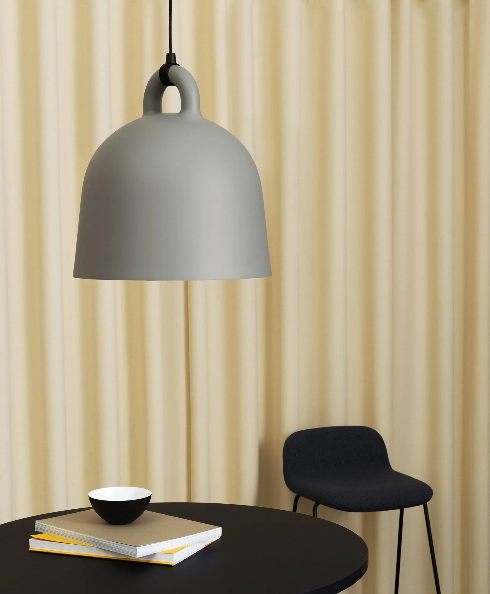 Bell Pendelleuchte grau, Large Normann Copenhagen