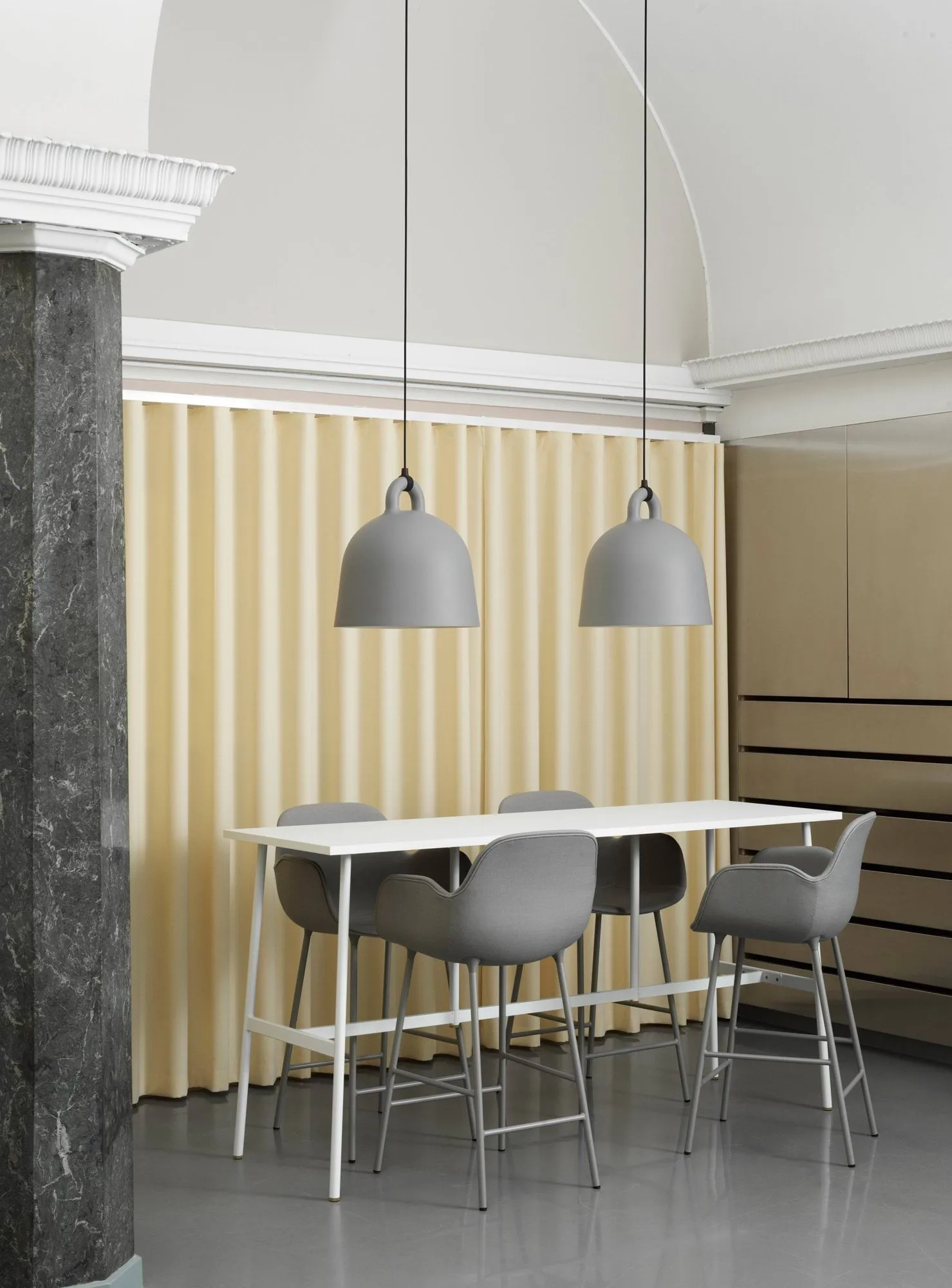 Bell Pendelleuchte grau, Medium Normann Copenhagen