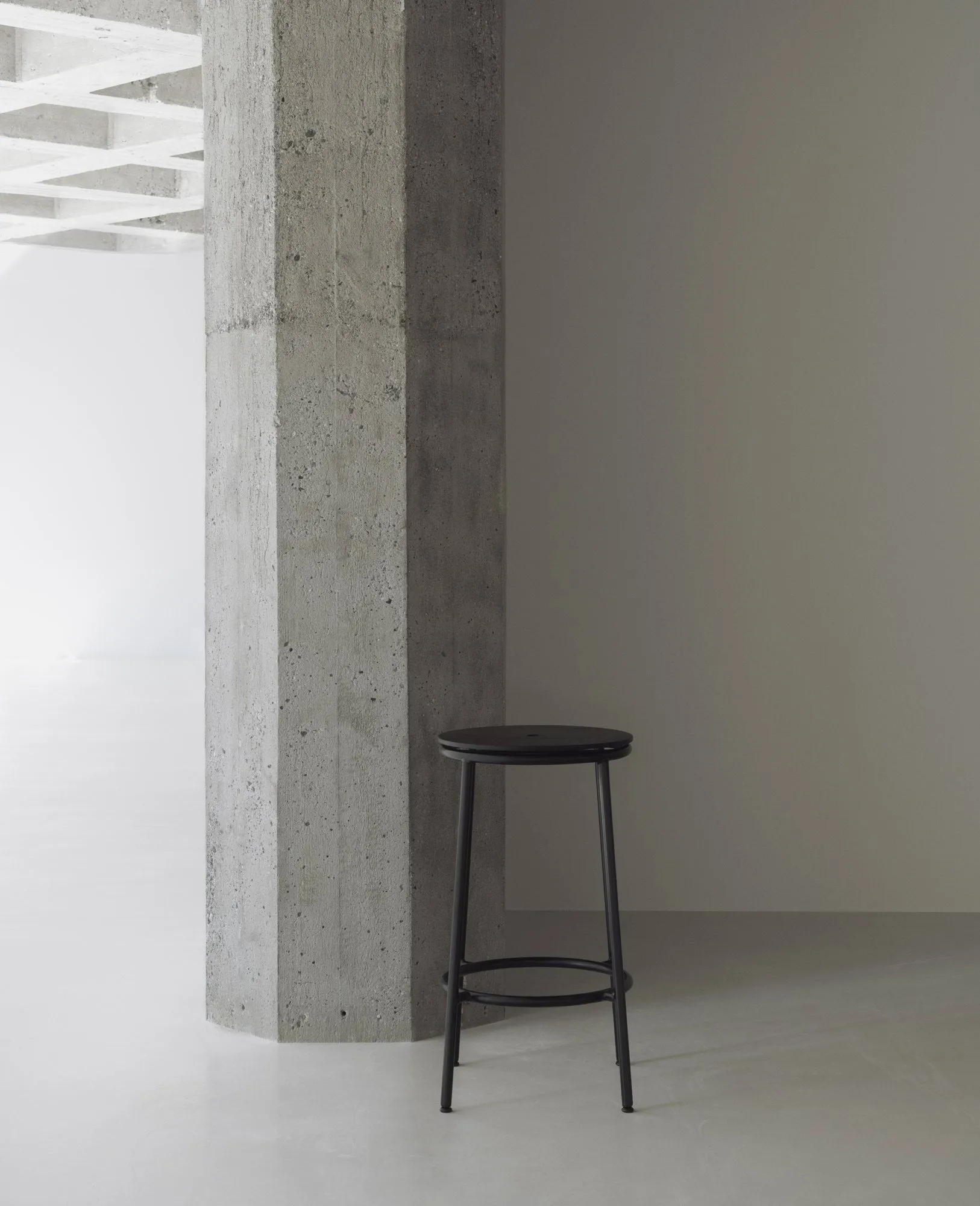 Circa Barhocker 65 cm, Schwarz Aluminium Normann Copenhagen