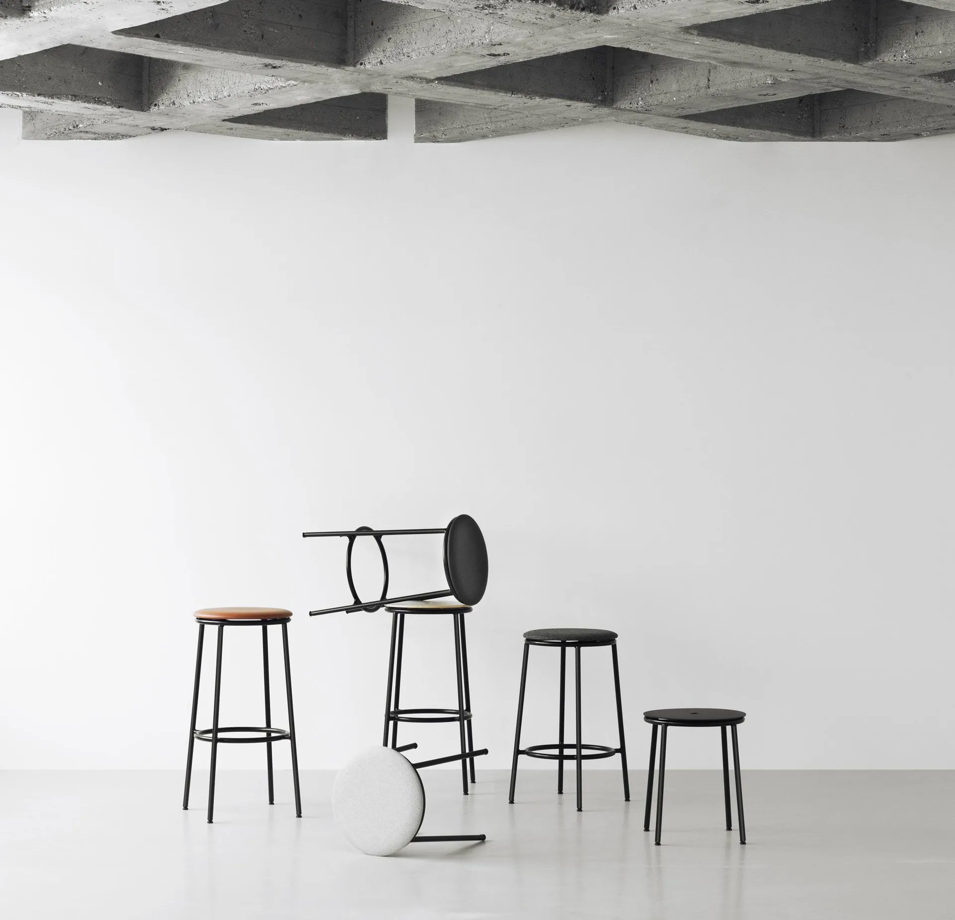 Circa Hocker 45 cm, Schwarz Aluminium Normann Copenhagen