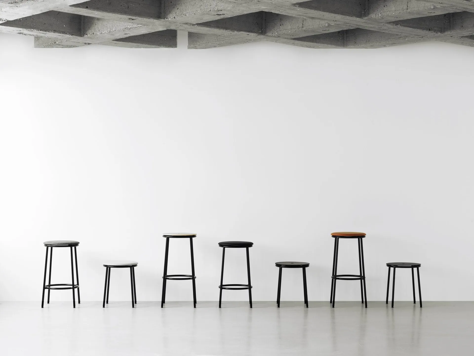 Circa Hocker 45 cm, Schwarz Aluminium Normann Copenhagen