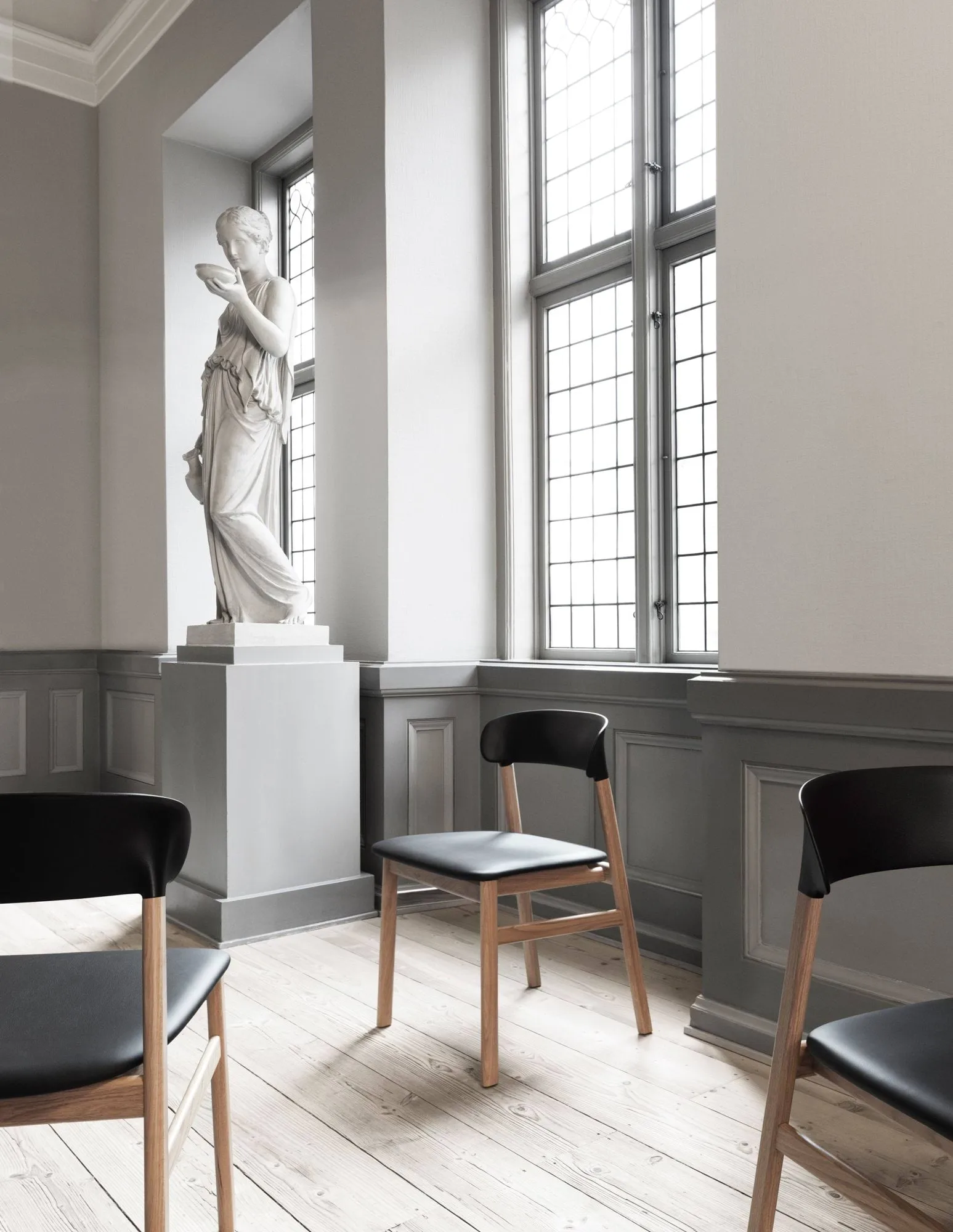 Herit Stuhl Lederpolsterung schwarze Eiche, Schwarz Normann Copenhagen