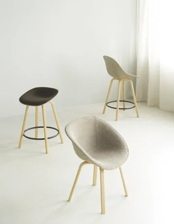 Mat Barstool Barhocker mit Vorderpolsterung, 65 cm - Ultra 41599-hemp-beech-black steel - Normann Copenhagen