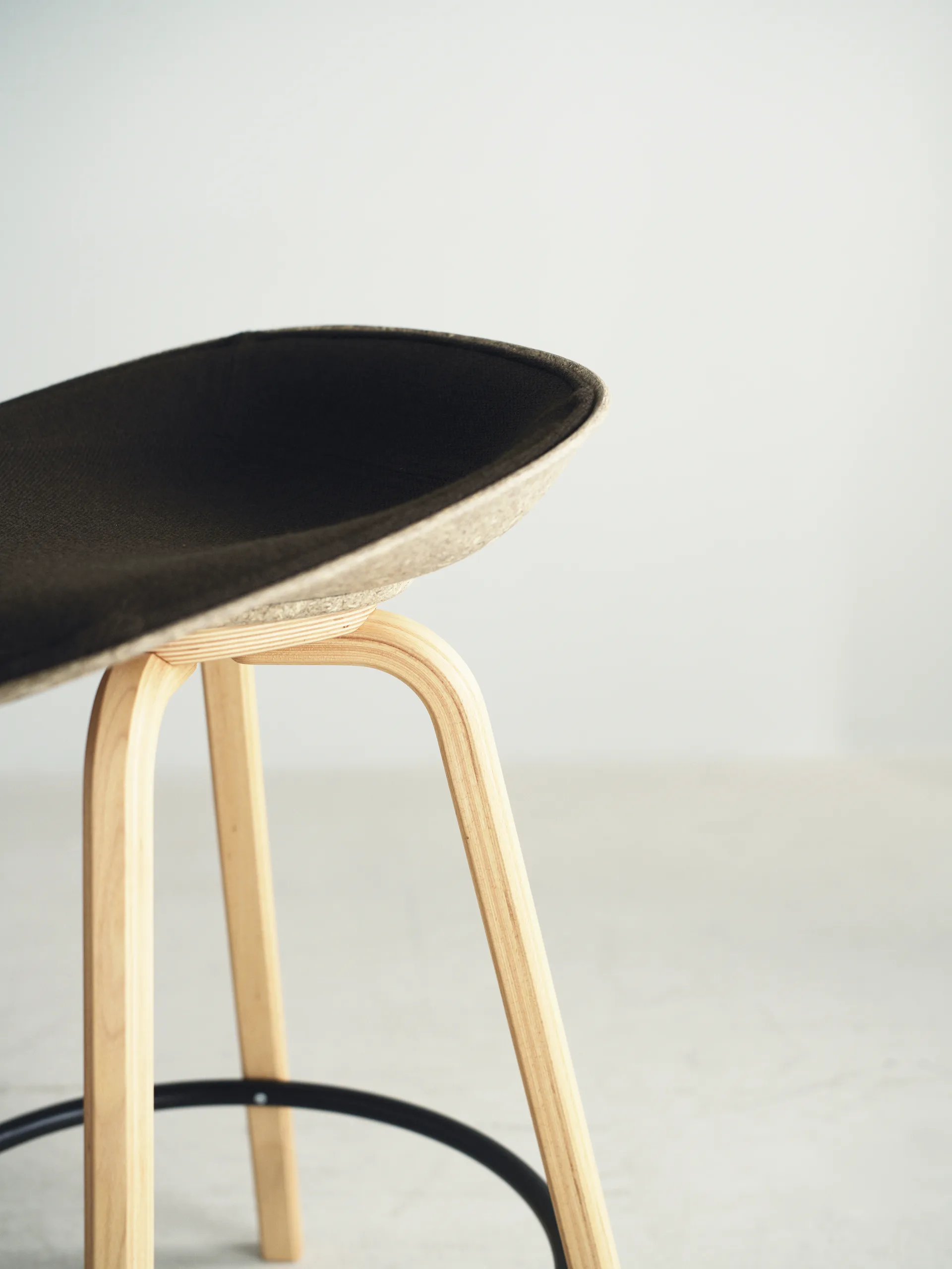 Mat Barstool Barhocker mit Vorderpolsterung, 65 cm, Ultra 41599-hemp-beech-black steel Normann Copenhagen