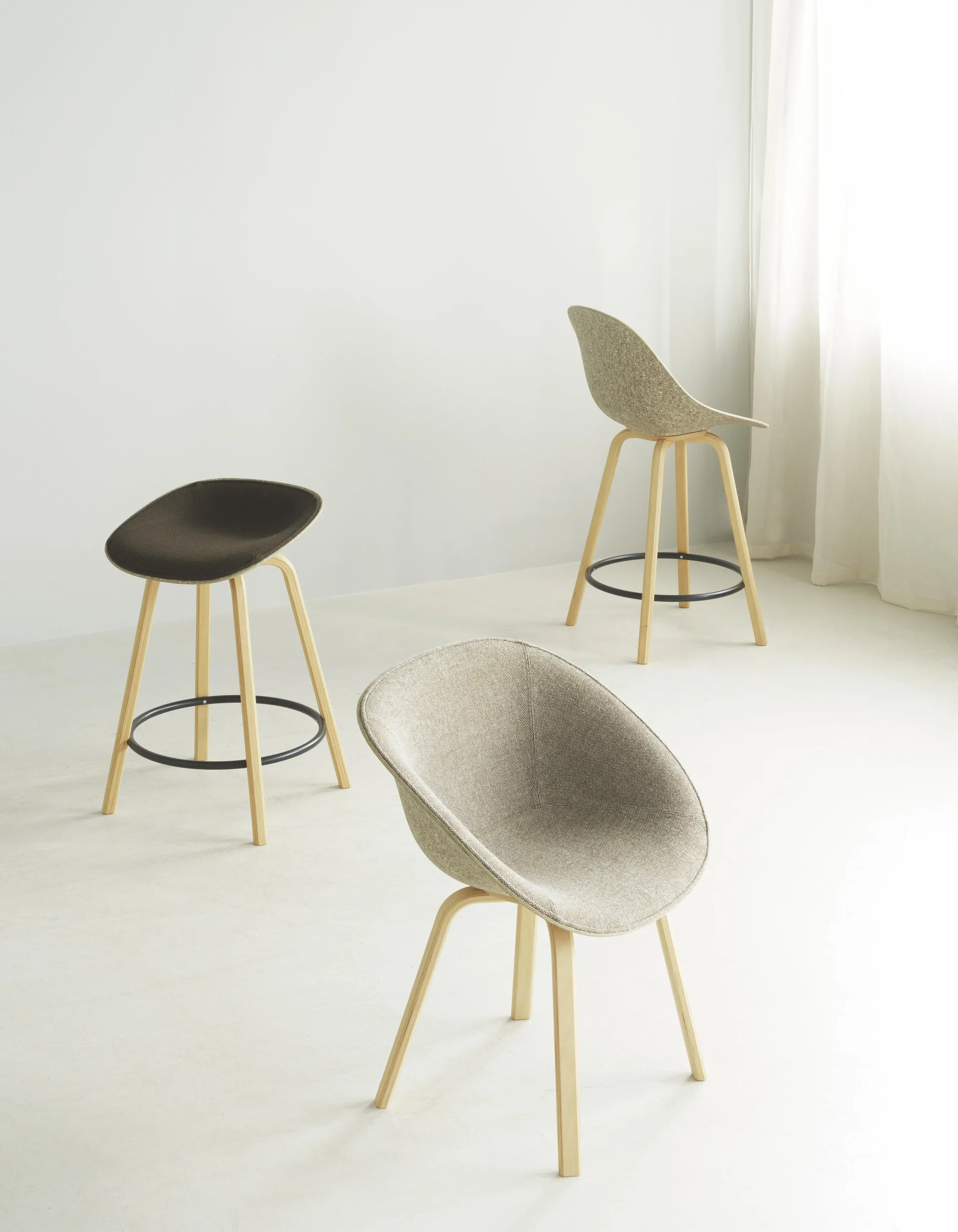 Mat Barstool Barhocker mit Vorderpolsterung, 65 cm, Ultra 41599-seaweed-beech-black steel Normann Copenhagen