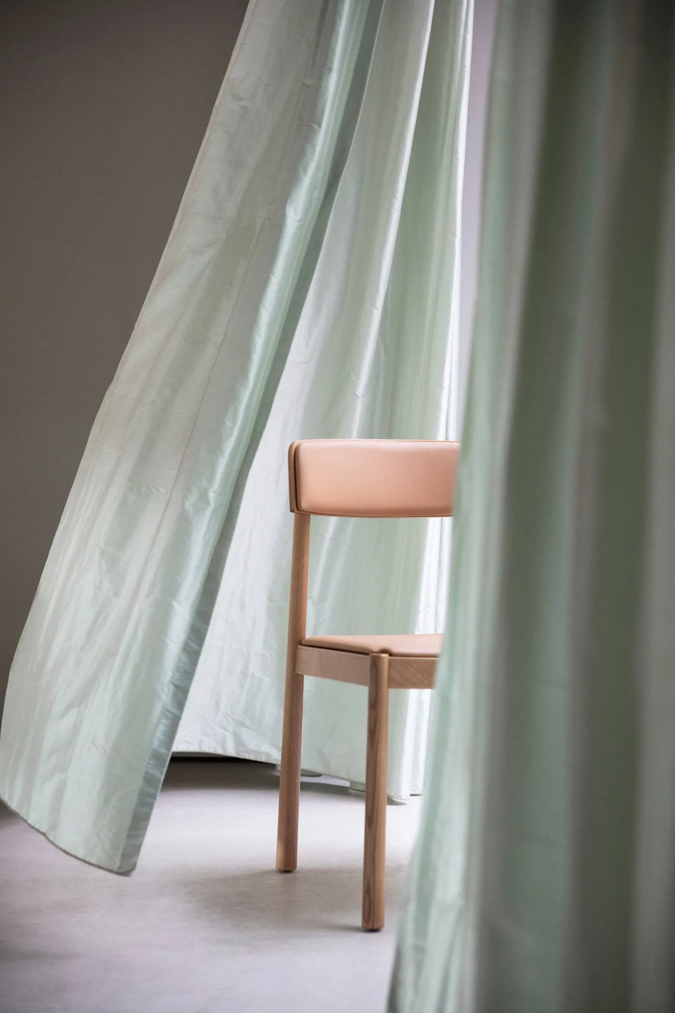 Timb Stuhl mit Sitzkissen, Tan/ Ultra Leather - Camel Normann Copenhagen