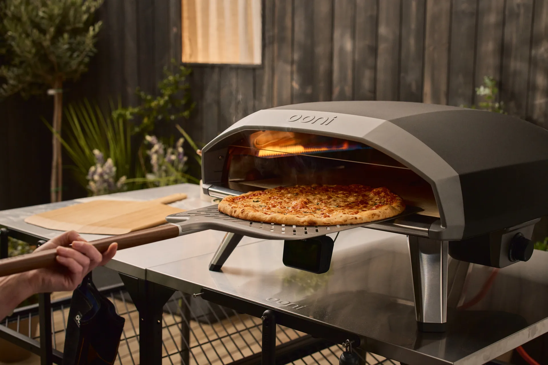 Ooni Signature perforierte Pizzaschaufel, Aluminium-Walnuss, 12 Ooni