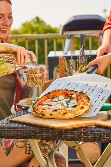 Ooni Signature perforierte Pizzaschaufel - Aluminium-Walnuss, 12 - Ooni