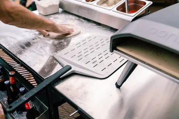 Ooni Signature perforierte Pizzaschaufel - Aluminium-Walnuss, 12 - Ooni