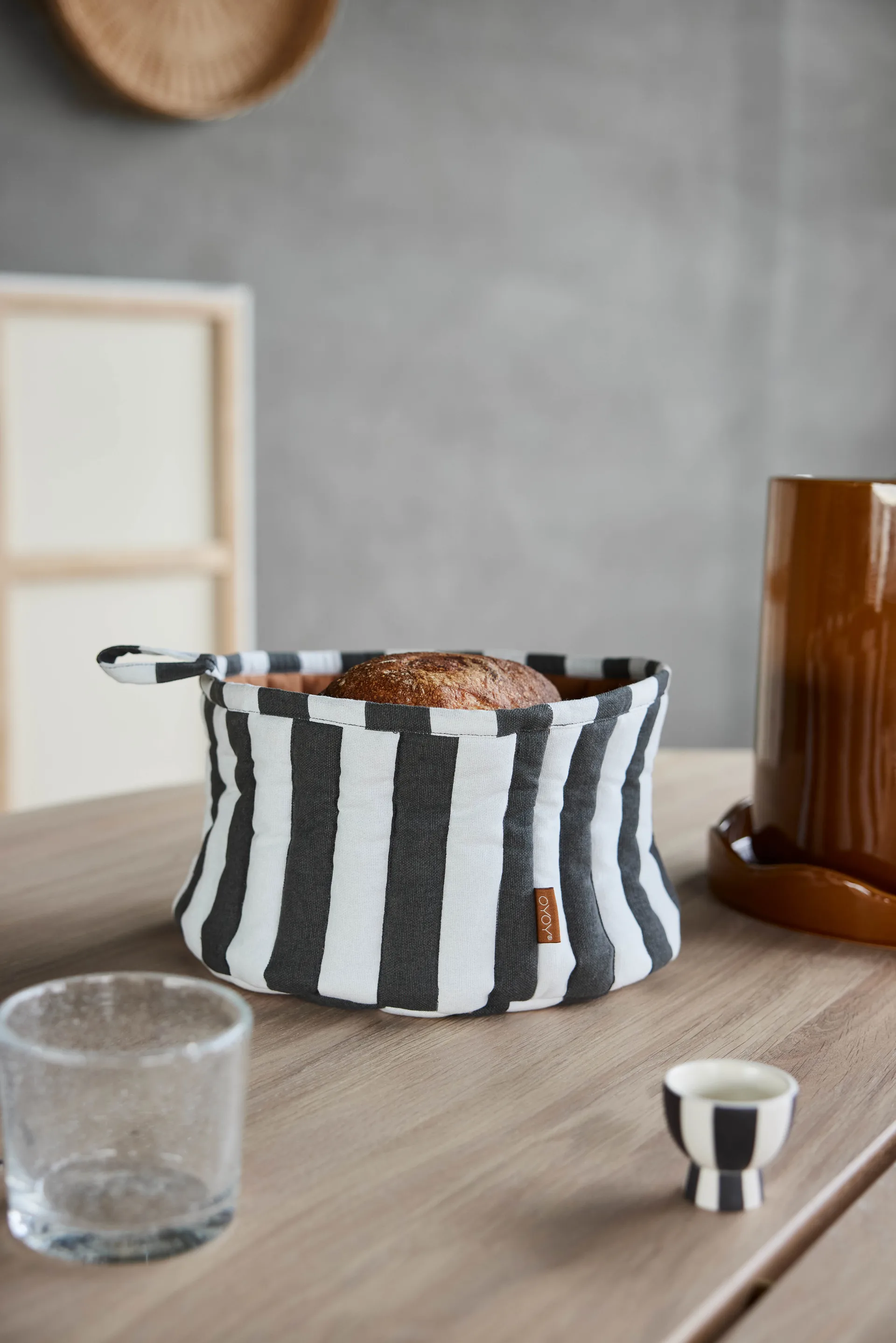 Toppu Brotkorb Ø24 cm, Black-white -taupe OYOY