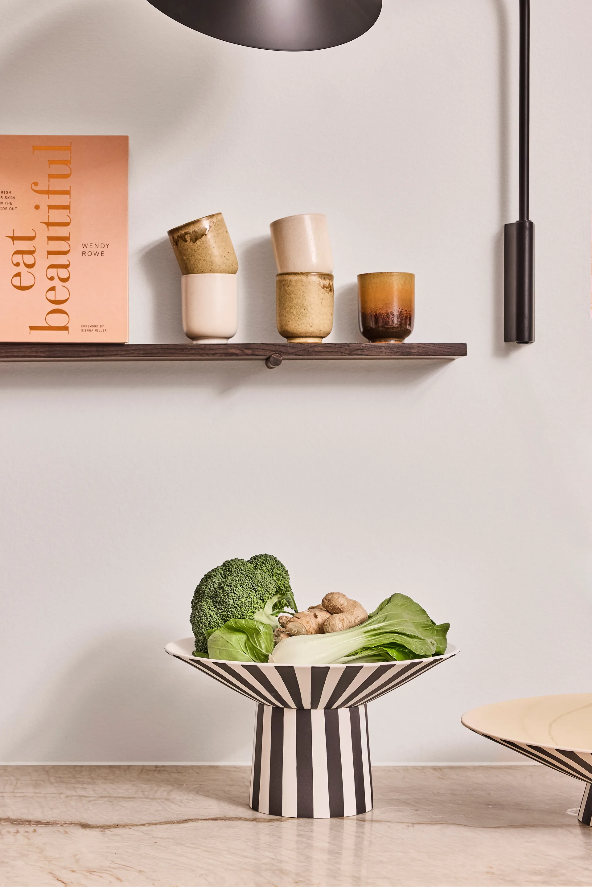 Toppu centerpiece hoch 17xØ30 cm, White-black OYOY