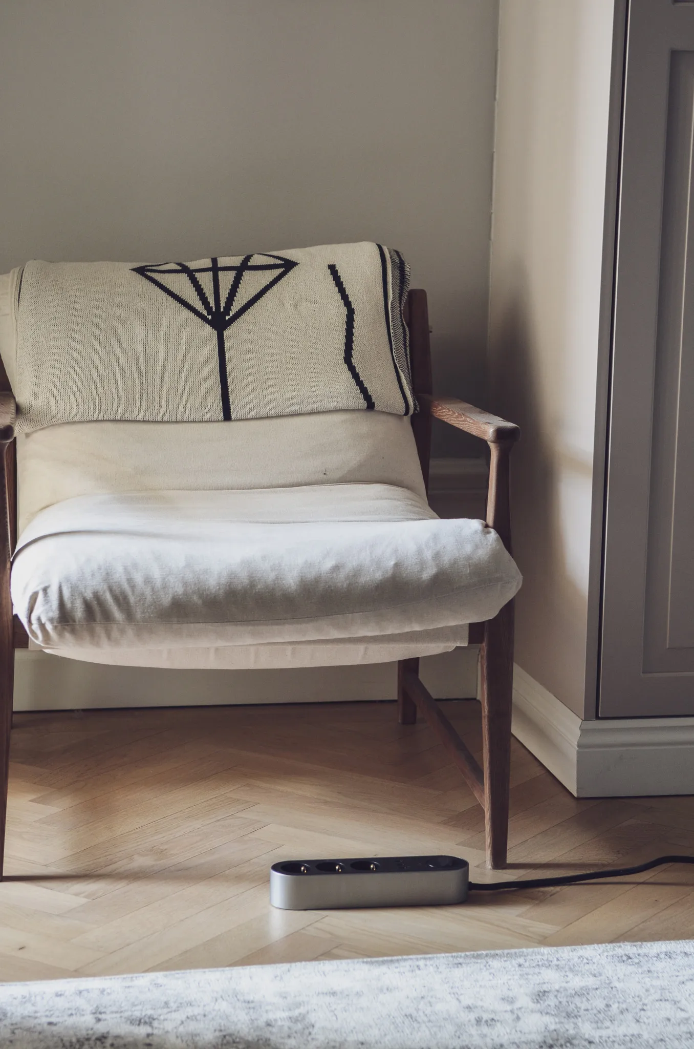 Edgar Power Bar Steckdosenleiste, Satin Aluminium palett3