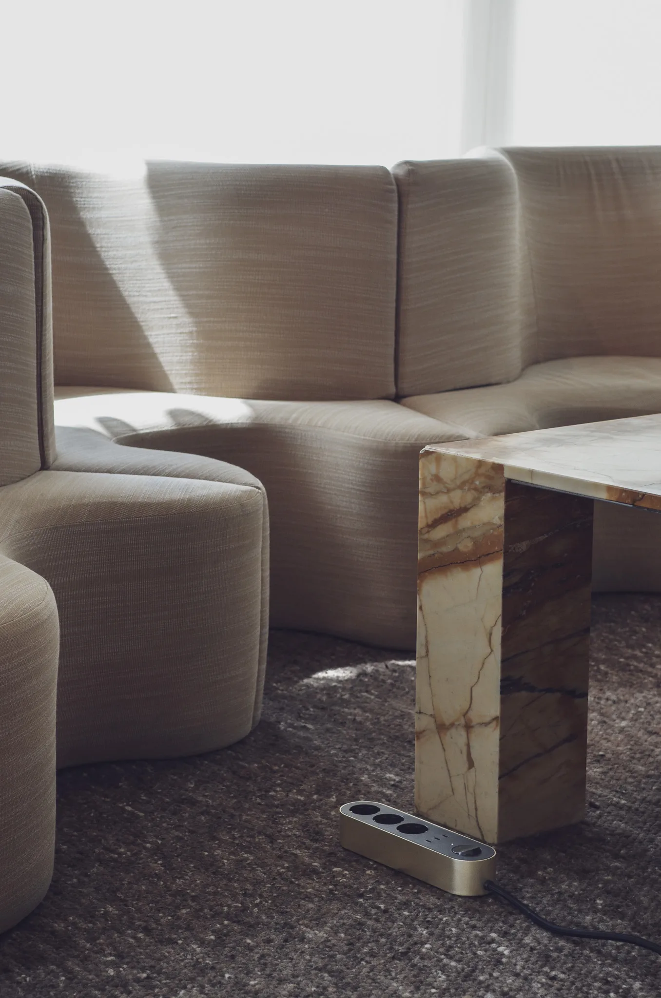 Edgar Power Bar Steckdosenleiste, Satin Brass palett3