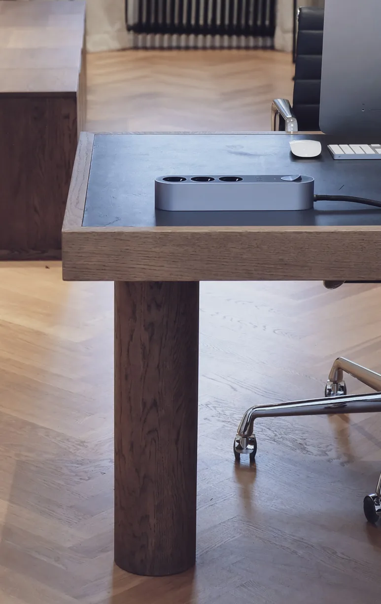 Edgar Power Bar Steckdosenleiste, Satin Aluminium Palette