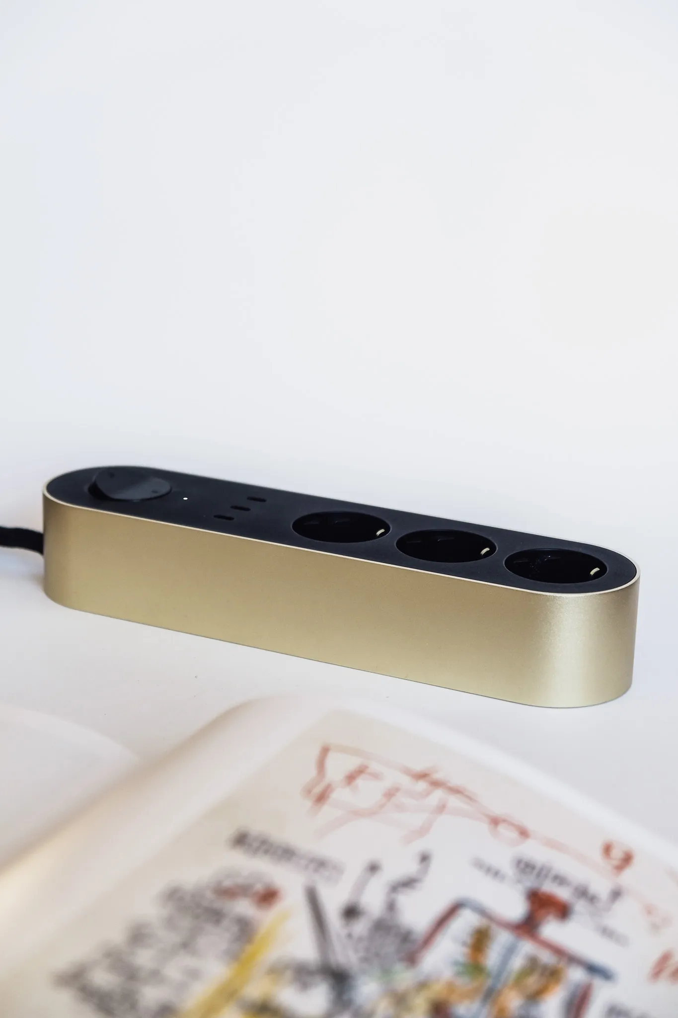 Edgar Power Bar Steckdosenleiste, Satin Brass Palette