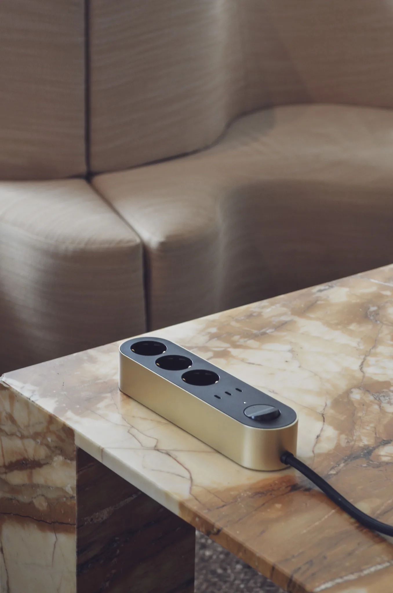 Edgar Power Bar Steckdosenleiste, Satin Brass Palette