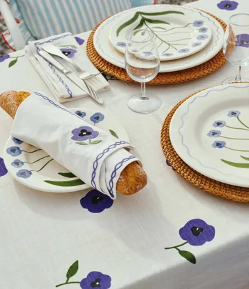 Madelen Möllard Pansy Tischdecke - Blau, 350x150 cm - Pick a Poppy