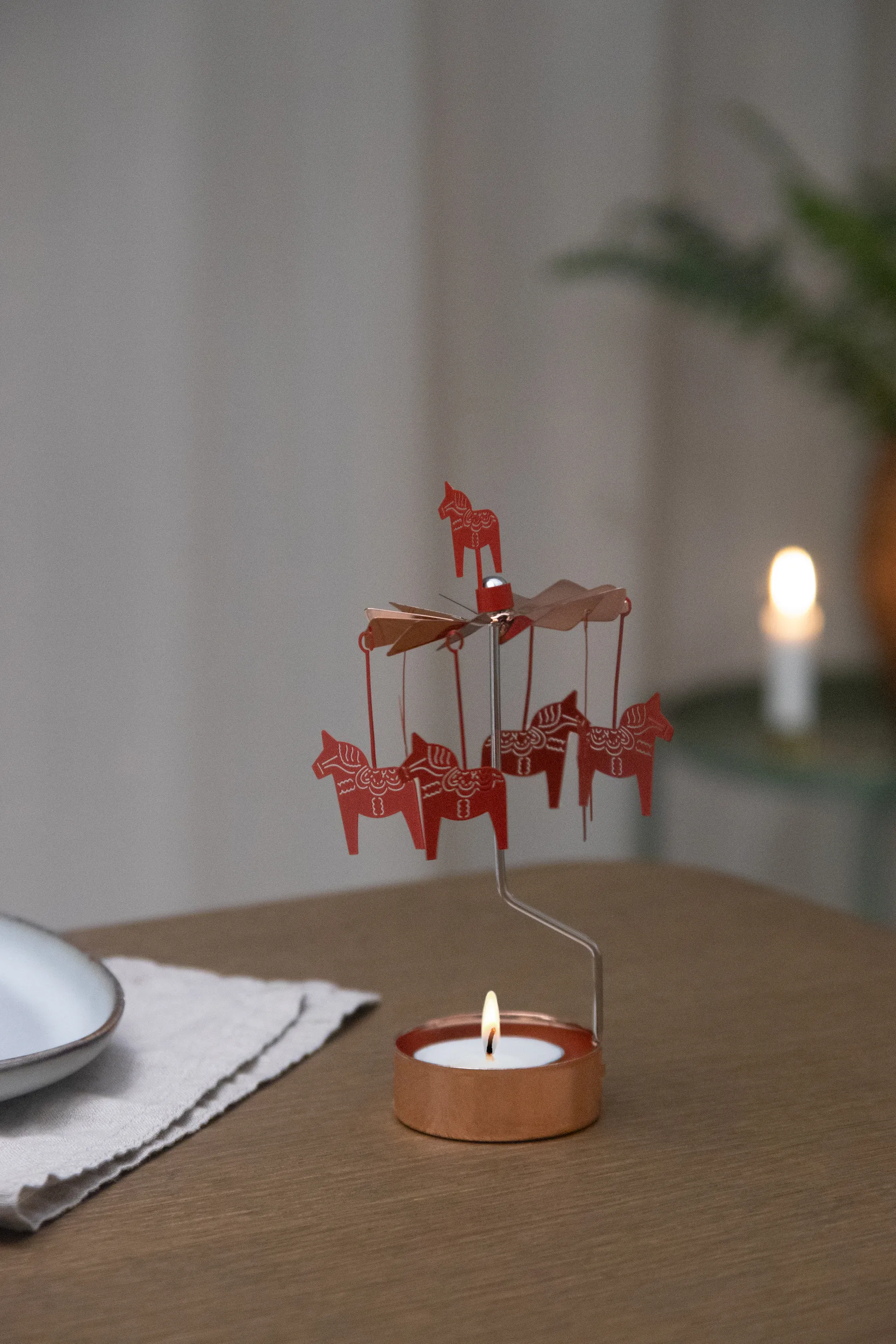 Dalahäst Engelsspiel, Kupfer-rot Pluto Design
