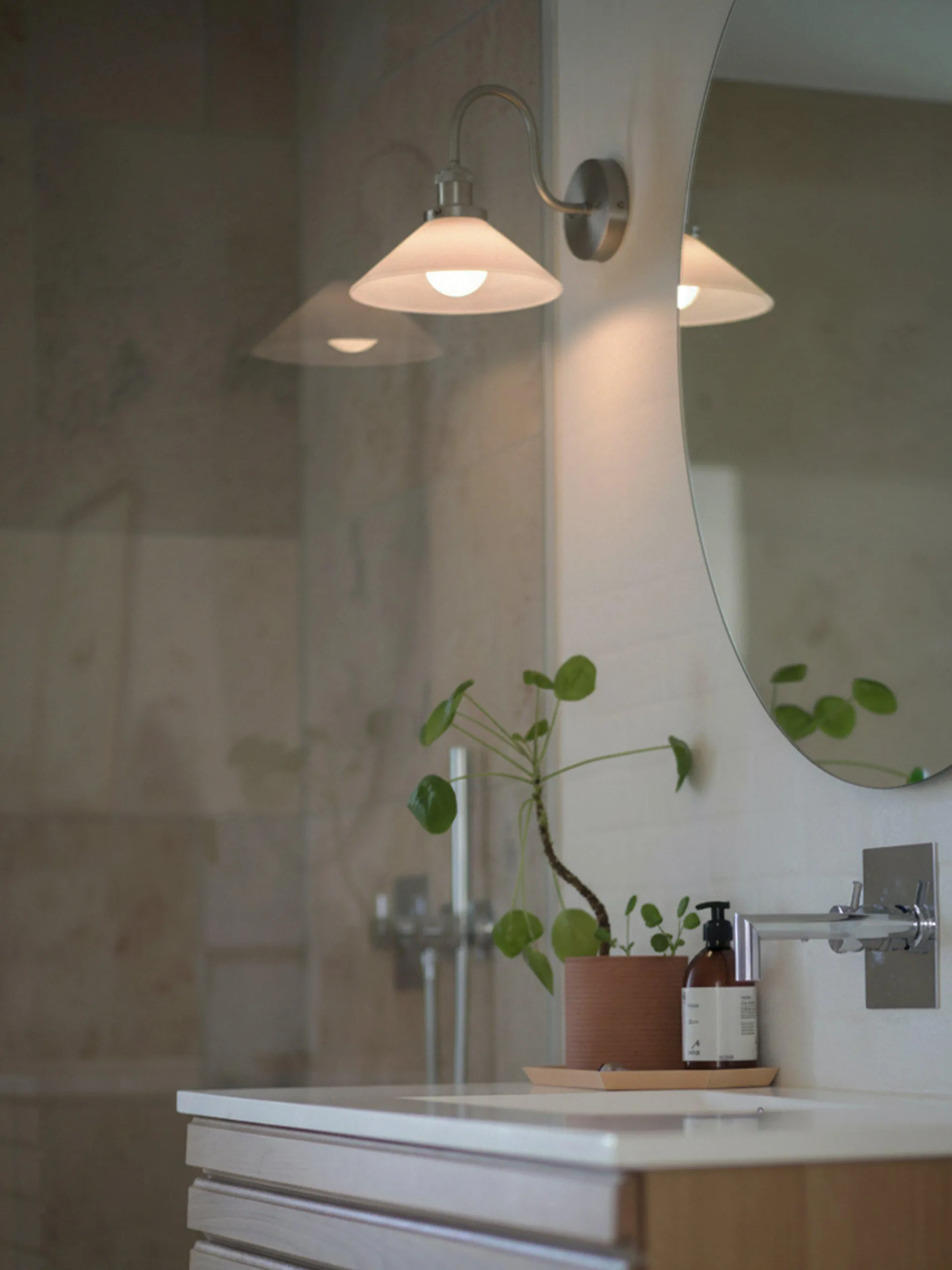 August Wandleuchte, Opal-Chrom PR Home