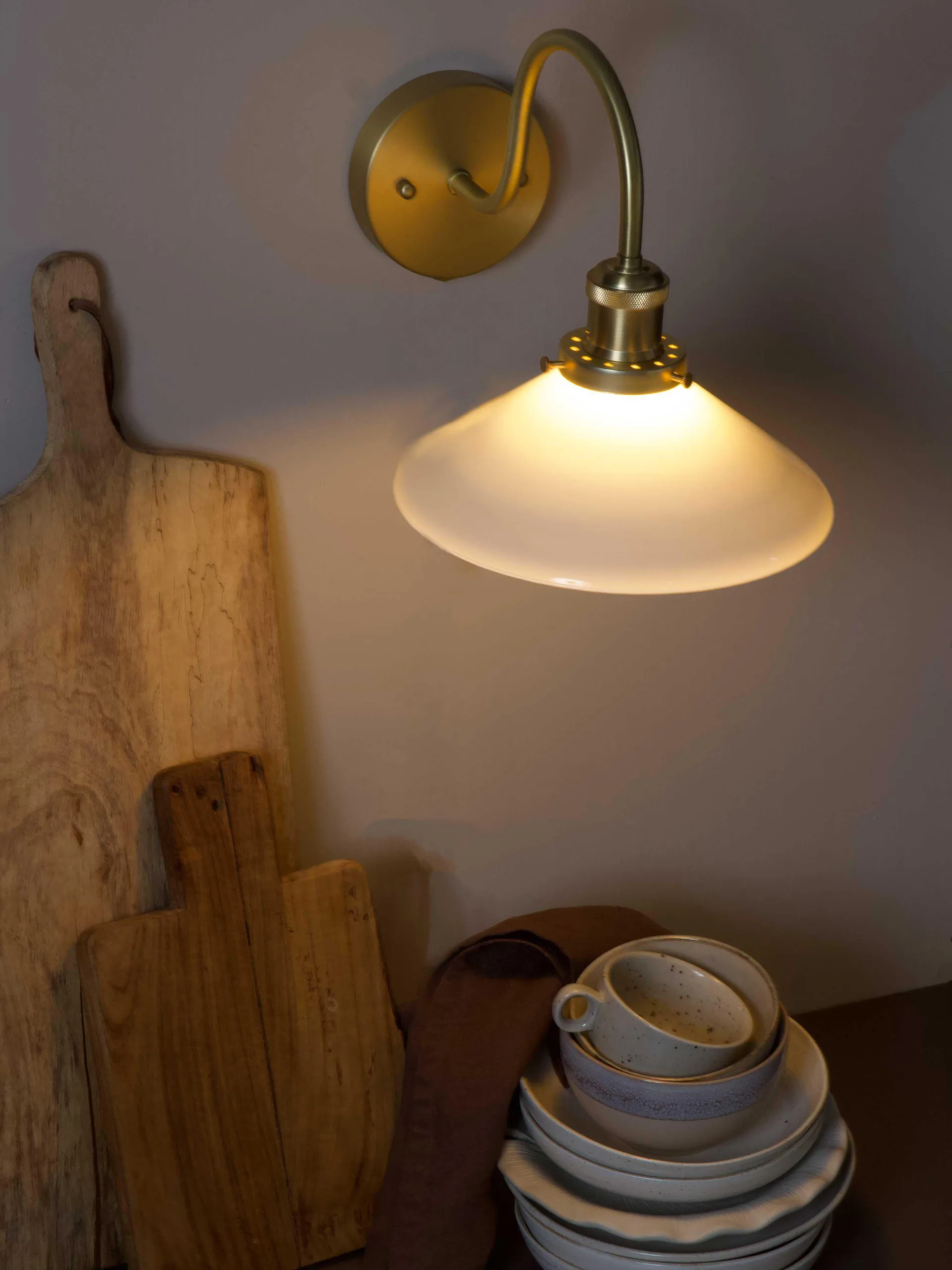 August Wandleuchte, Opal-Messing PR Home