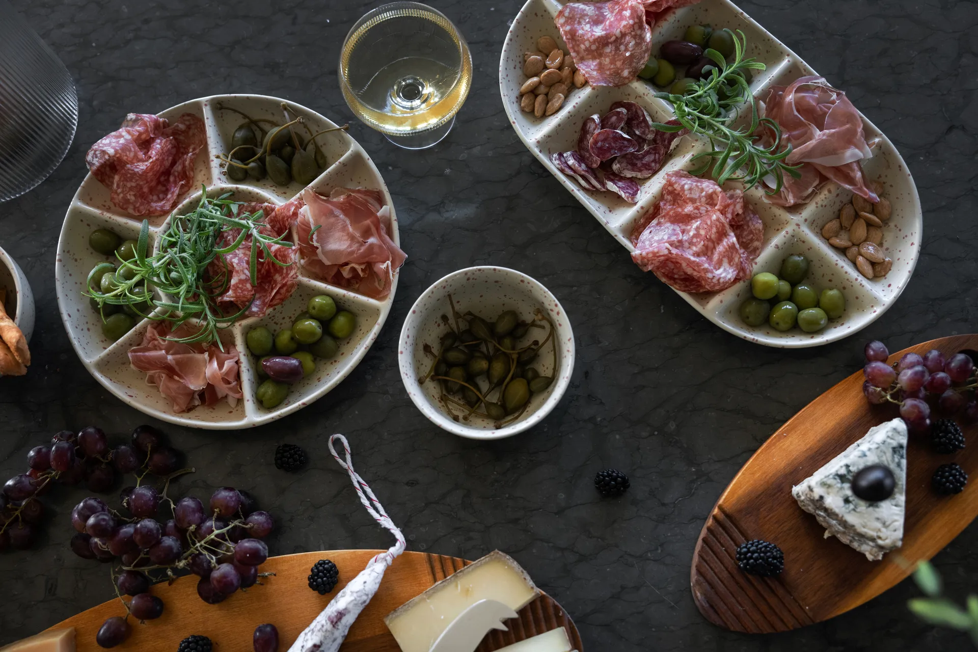 Ditte Servierplatte groß 20x36 cm, Beige-Weinrot Sagaform