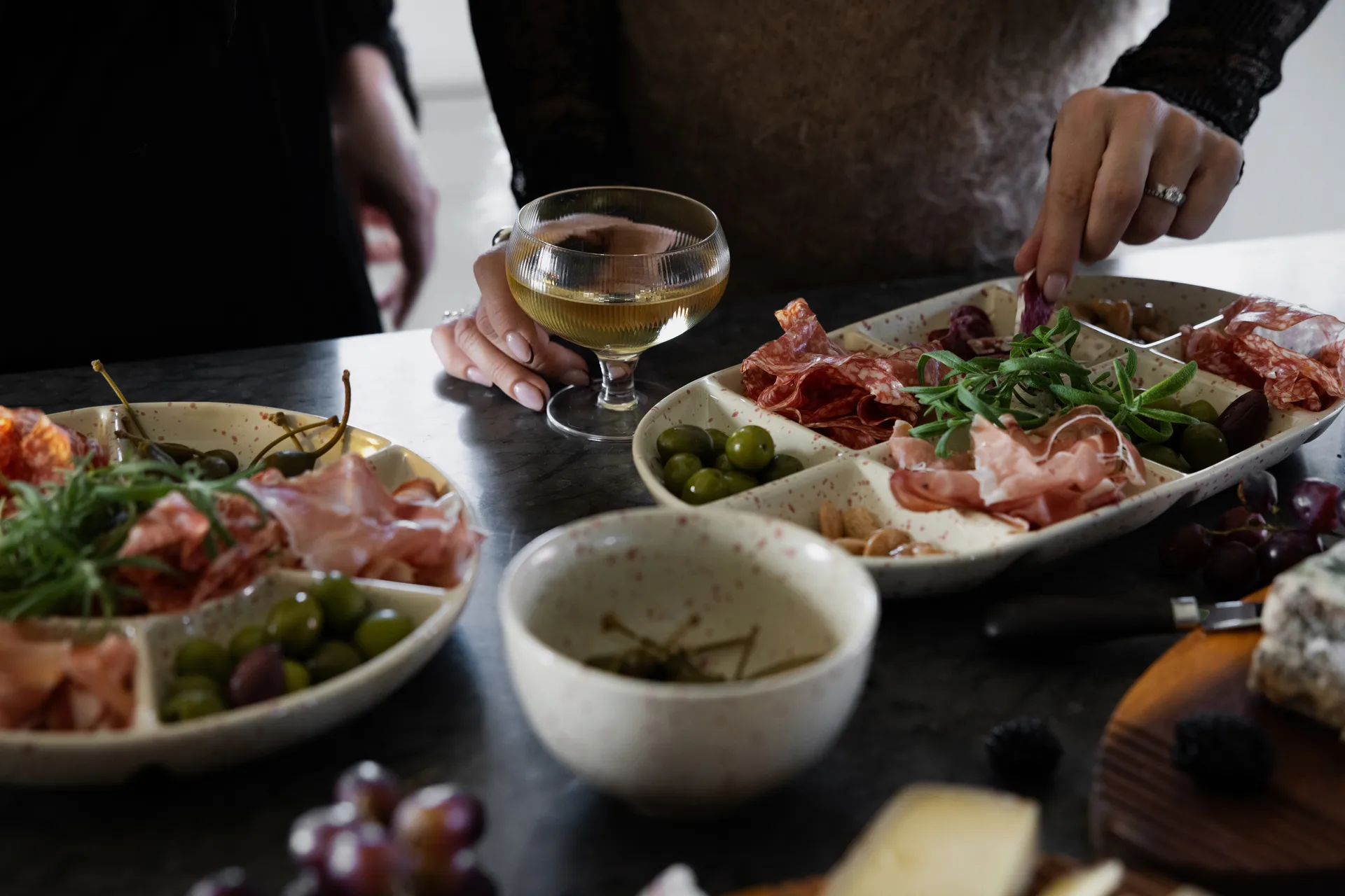 Ditte Servierteller, Beige-Weinrot Sagaform