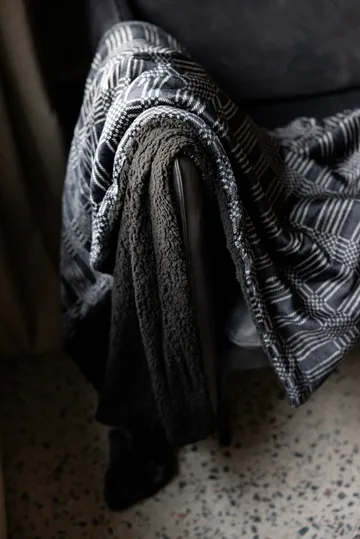 Rut Fleece-Decke 130x170 cm - Schwarz - Sagaform