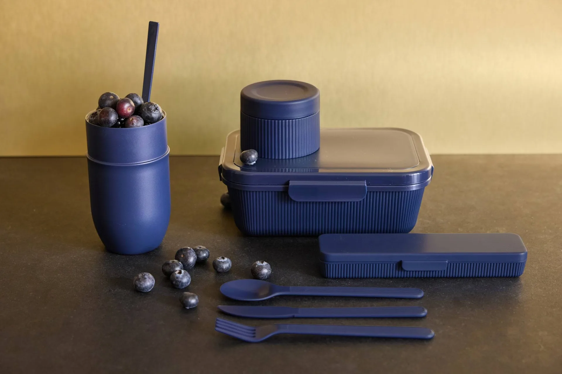 Ted Thermos-Joghurtbecher mit Löffel, Blau Pantone 2379C, 32 cl Sagaform