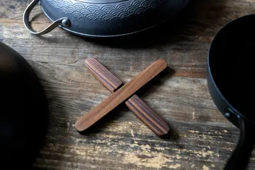 Satake magnetischer Topfuntersetzer - Walnuss - Satake