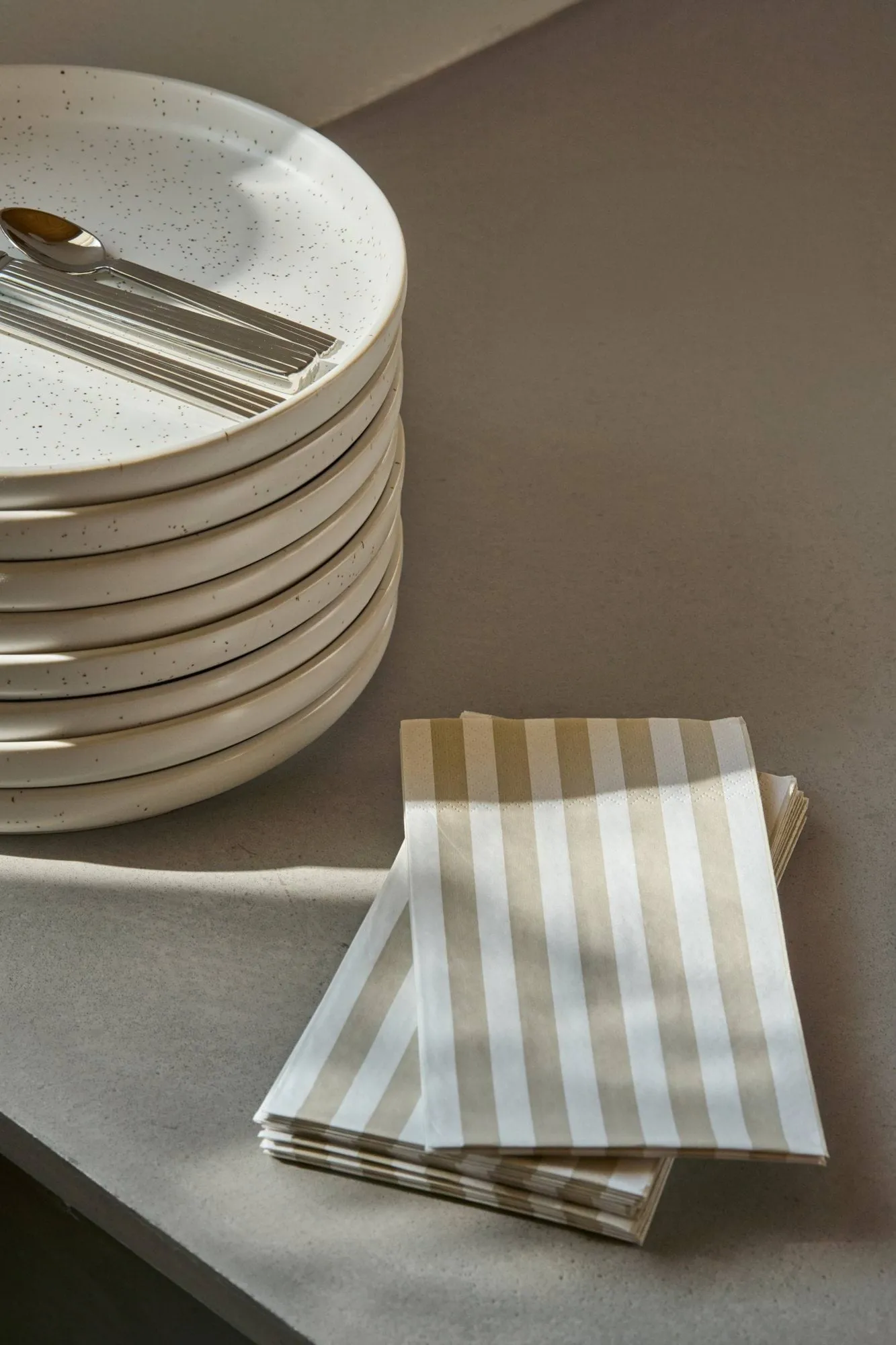 Bold Stripe Papierserviette, Weiß-Beige, 15er-Pack, 33x40 cm Scandi Essentials