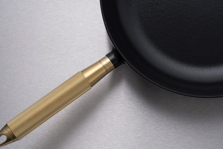 Buster & Punch Bratpfanne Gusseisen schwarz Ø28 cm, Messinggriff STAUB