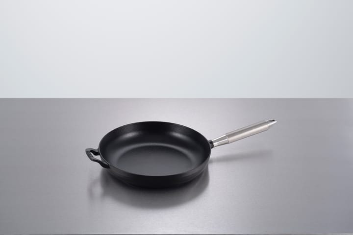 Buster & Punch Bratpfanne Gusseisen schwarz Ø28 cm, Stahlgriff STAUB