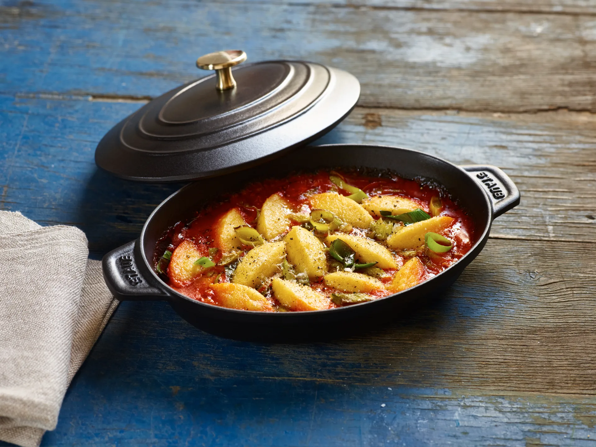 Staub Backform Gusseisen mit Deckel oval 23 cm, Schwarz STAUB