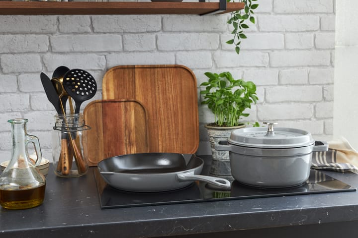 Staub Bratpfanne Gusseisen mit Ausgießer Ø26 cm, Grafitgrau STAUB