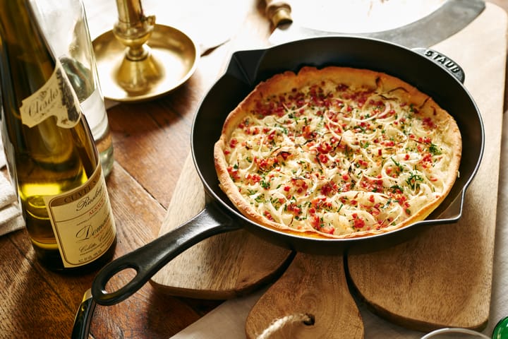 Staub Bratpfanne Gusseisen mit Ausgießer Ø26 cm, Schwarz STAUB