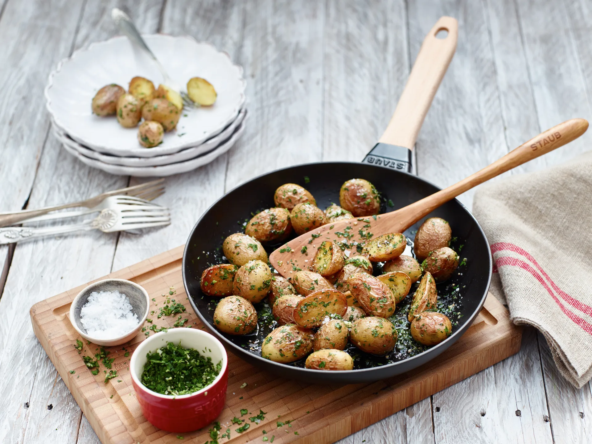 Staub Bratpfanne Gusseisen schwarz heller Holzgriff, Ø20 cm STAUB