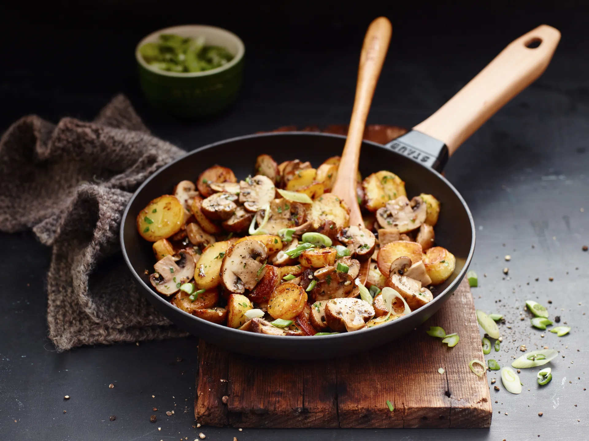 Staub Bratpfanne Gusseisen schwarz heller Holzgriff, Ø24 cm STAUB