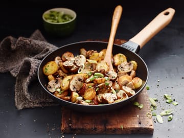 Staub Bratpfanne Gusseisen schwarz heller Holzgriff - Ø24 cm - STAUB