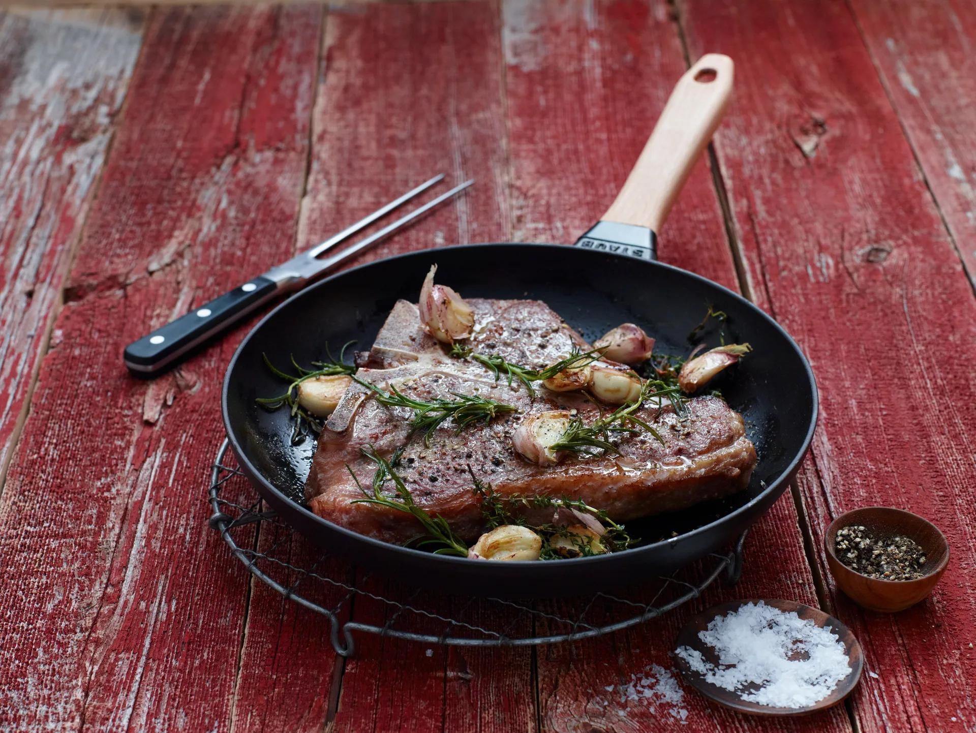 Staub Bratpfanne Gusseisen schwarz heller Holzgriff, Ø28 cm STAUB