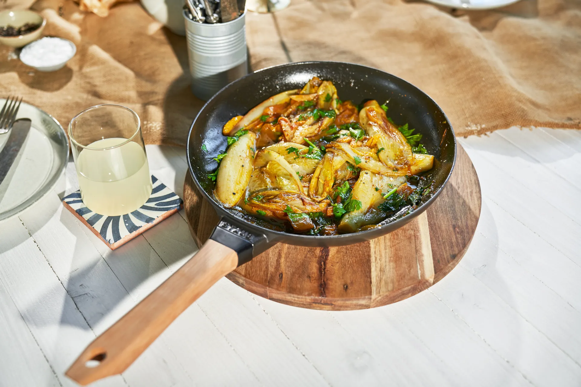 Staub Bratpfanne Gusseisen schwarz heller Holzgriff, Ø28 cm STAUB