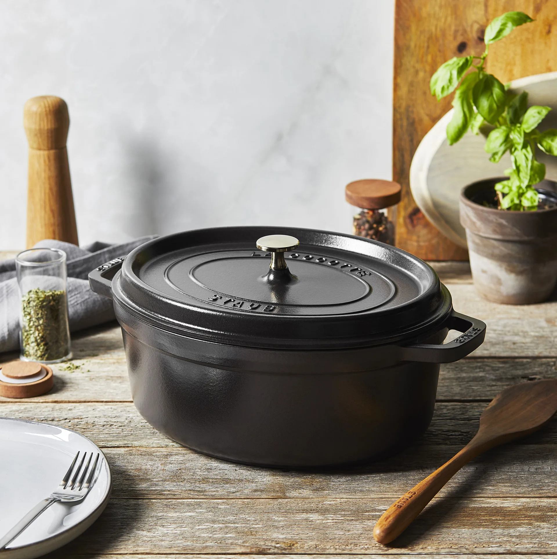 Staub La Cocotte ovaler Topf Gusseisen 2,35 L, Schwarz STAUB