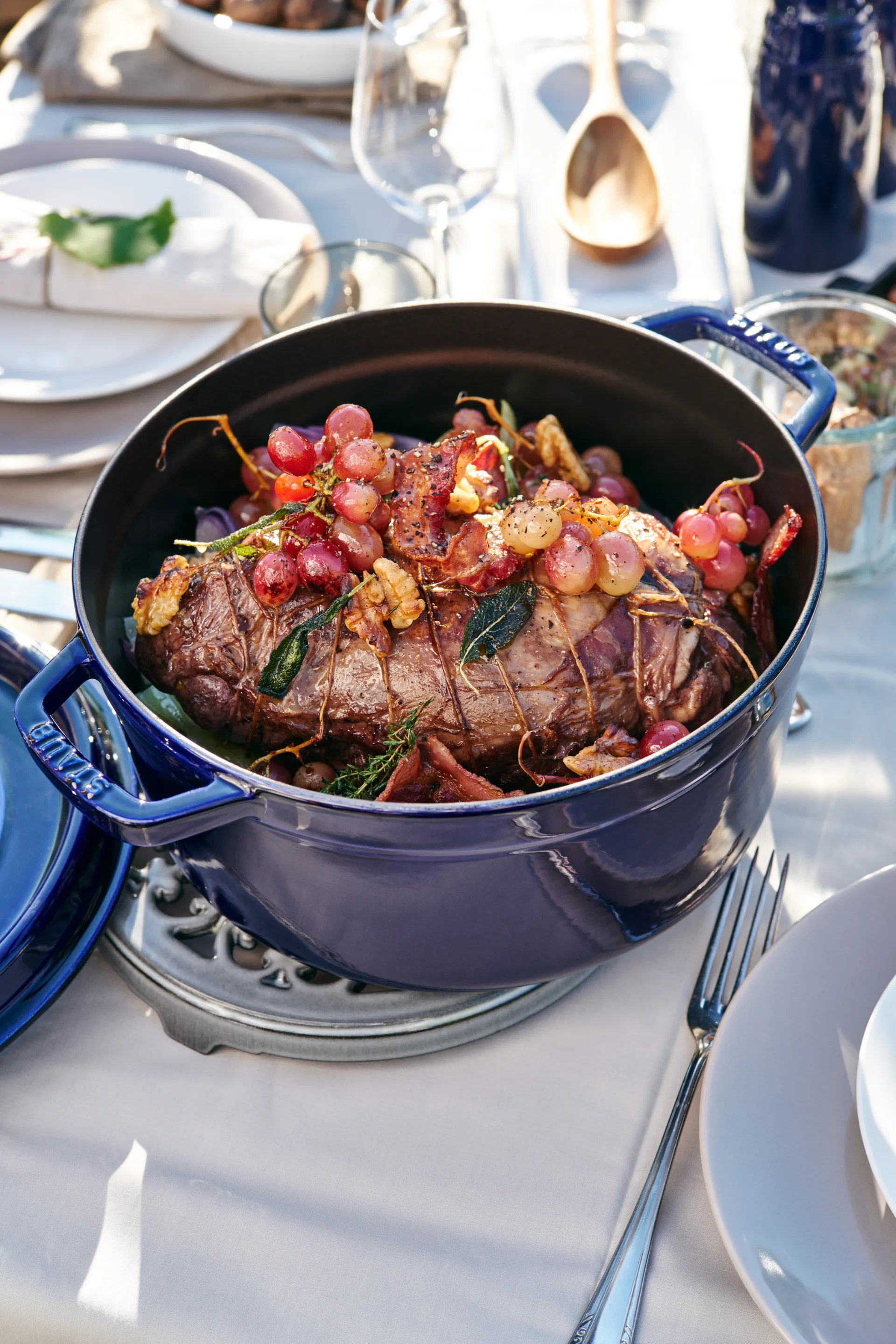 Staub runder Topf aus Gusseisen, drei Schichten Emaille 5,2 l, Dunkelblau STAUB