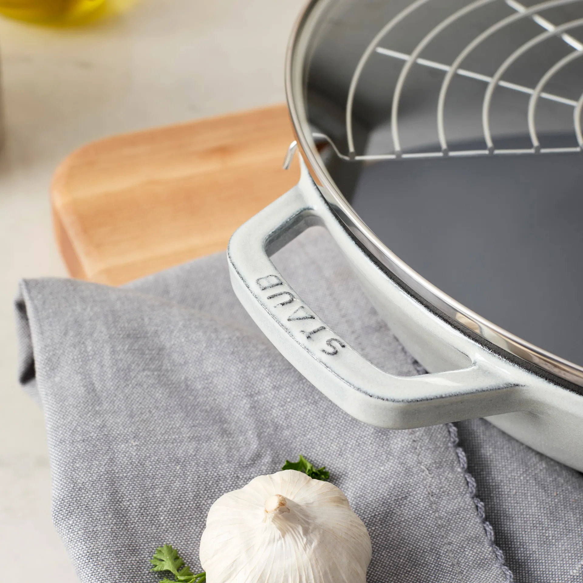 Staub Wokpfanne Gusseisen mit Glasdeckel Ø30 cm, White truffle STAUB
