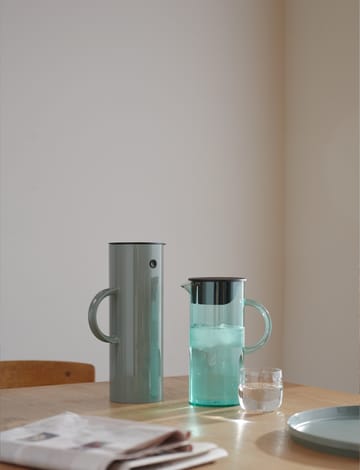 EM77 Kanne mit Deckel 1,5 L - Dusty green - Stelton