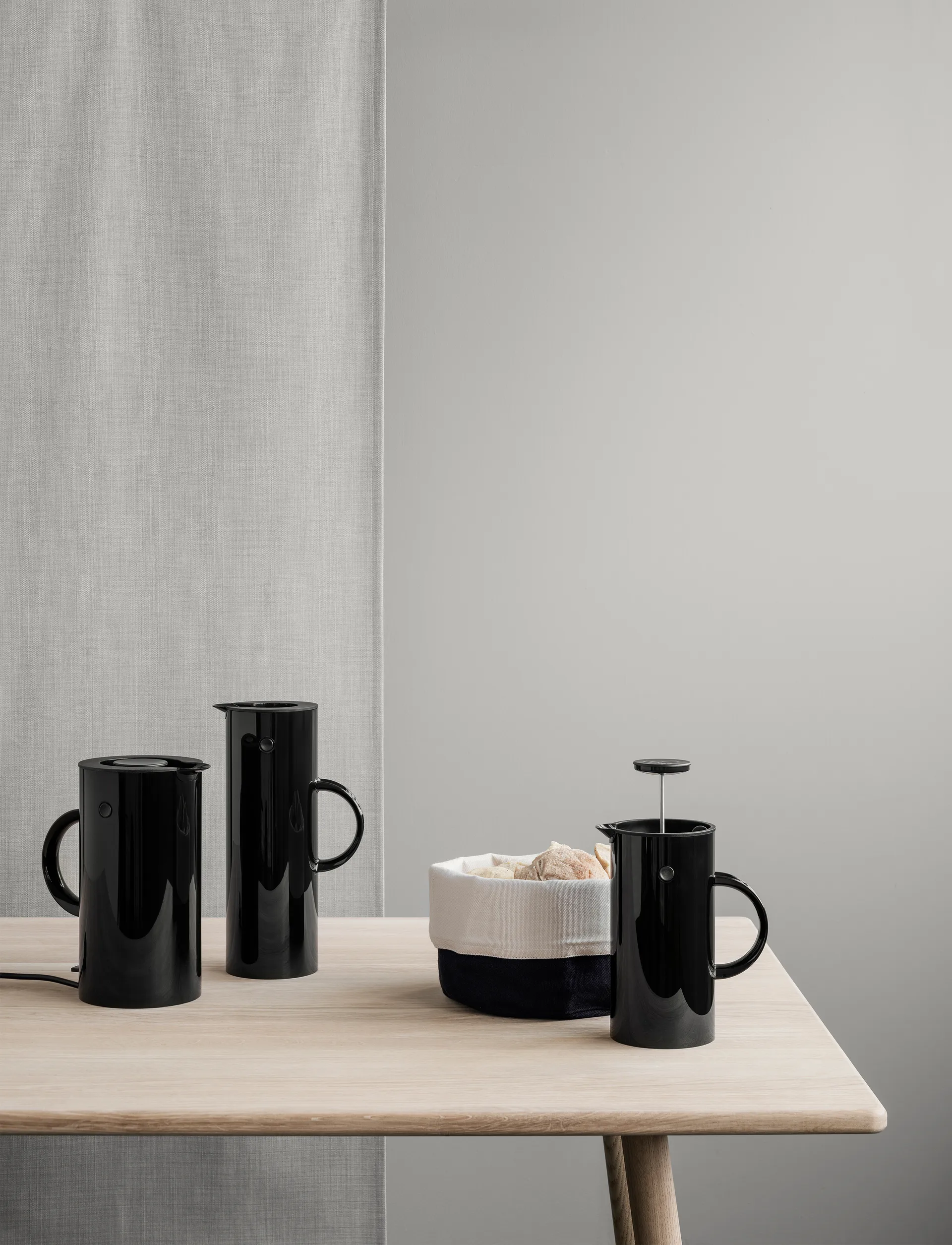 EM77 Stelton Isolierkanne 1 l, Schwarz hochglanz Stelton