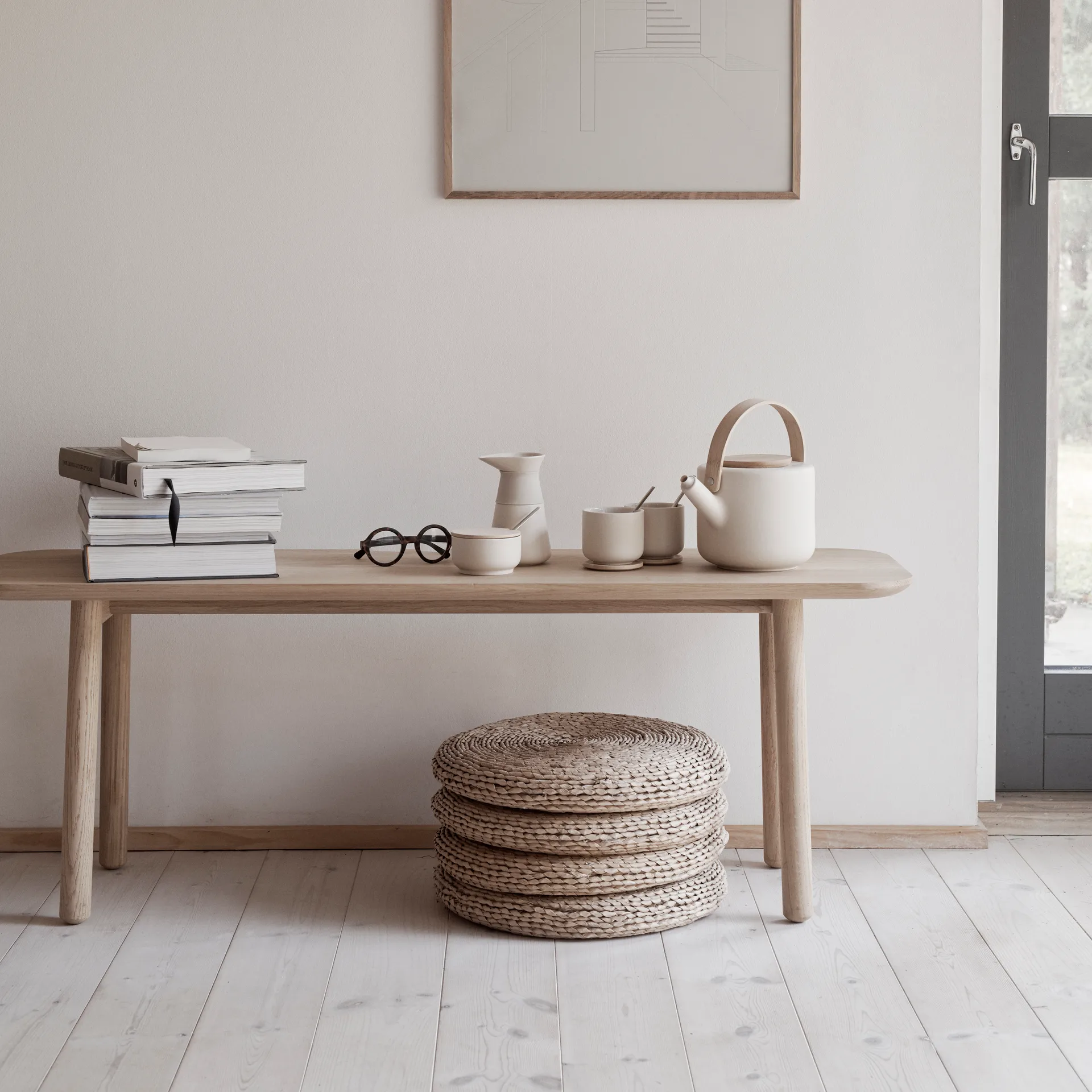 Theo Becher mit Untersetzer, Sand Stelton